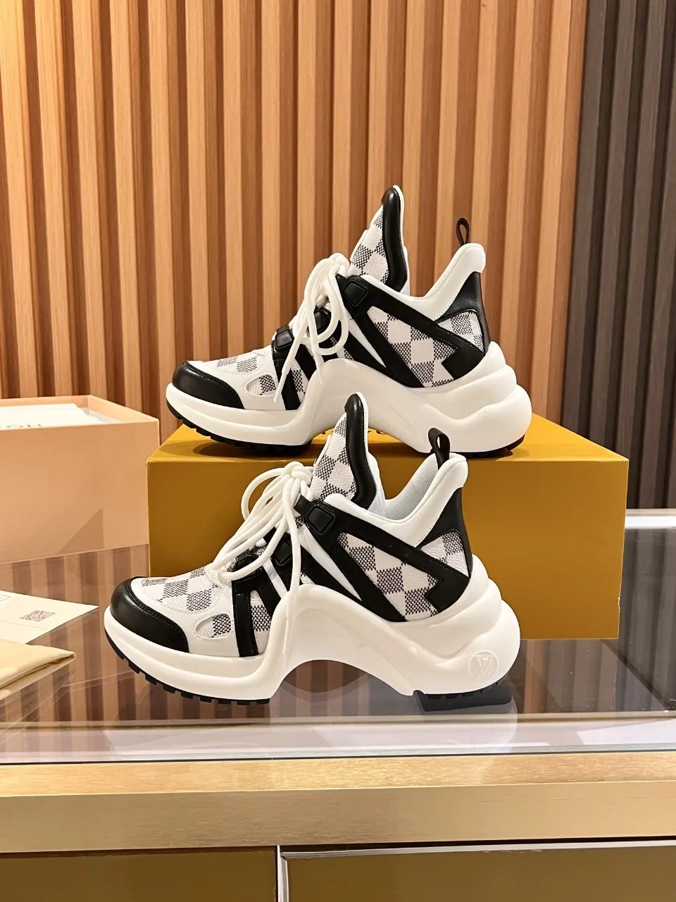 👟👟Ex-factory price 800👟👟 2025 new LV fancy black and white diamond model, high-end and elegant, showing long legs, casual sports dad shoes with heel height of about 5.5cm, 35-41